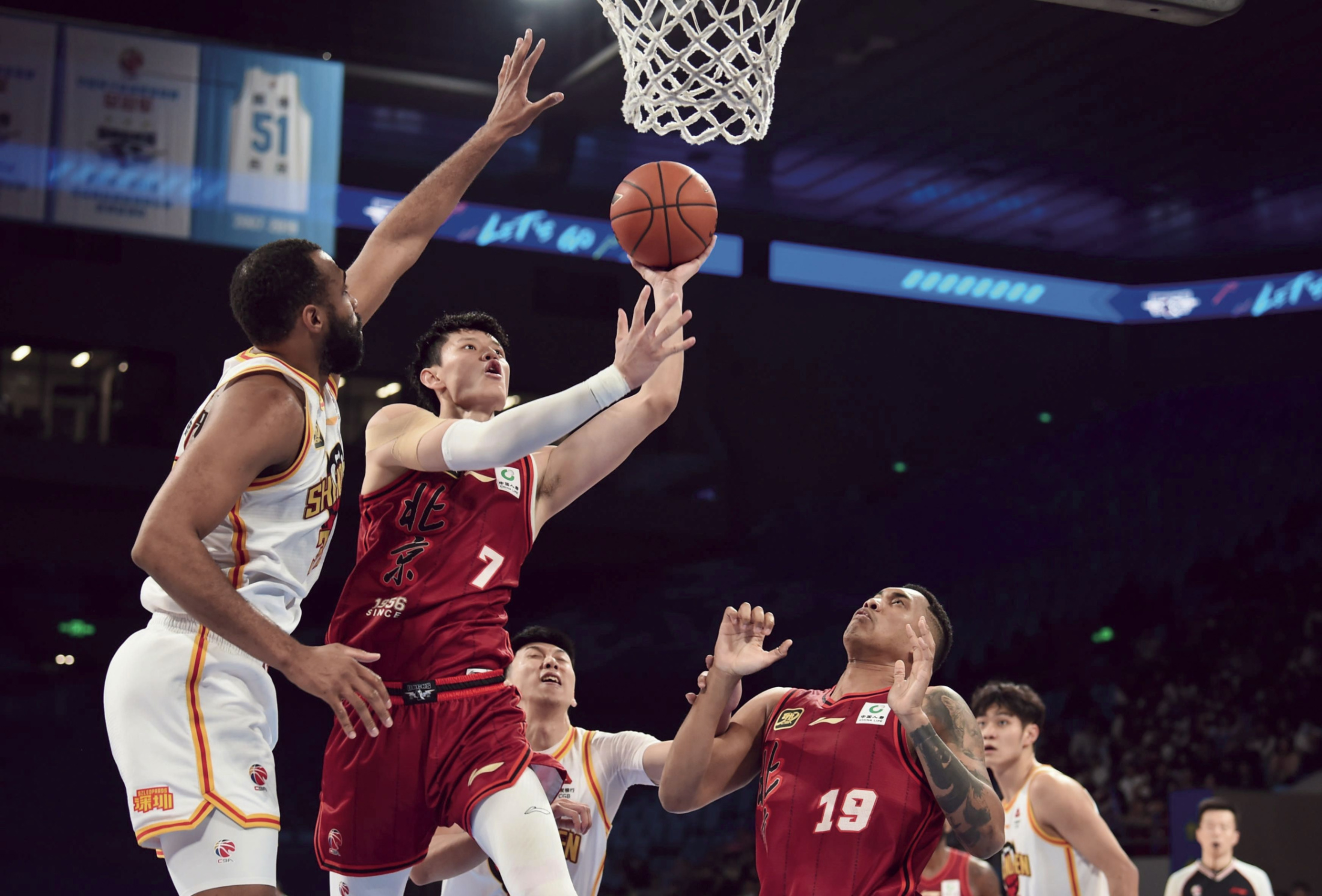 关键战役，球队突破战线取胜，领跑CBA联赛后期冲刺的简单介绍