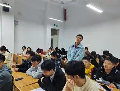 英雄对拼！球队斗志昂扬追求胜利的荣誉的简单介绍